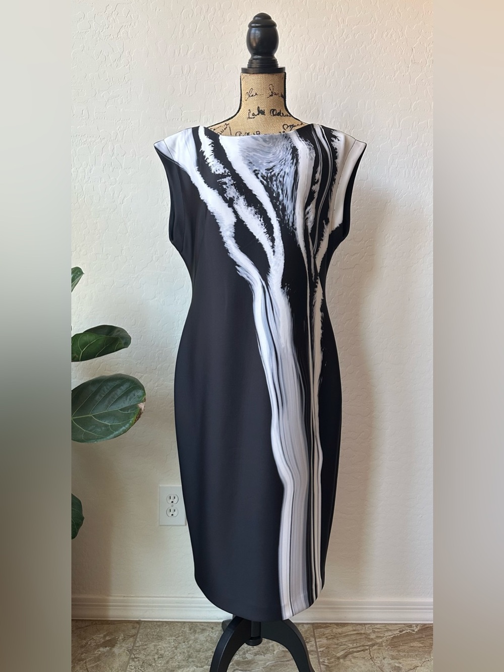 NWT Donna Karan New York  Black and White Sleeveless Sheath Dress Size 12
